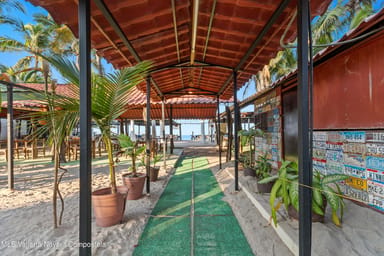 Burros Bar | Beachfront