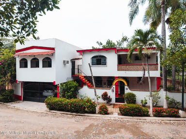 Casa Bugambilias